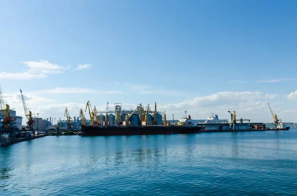 Odesa Limanı yaz sezonu ile deniz manzarası