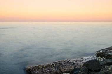 Ukrayna Odesa günbatımı sırasında deniz manzarası