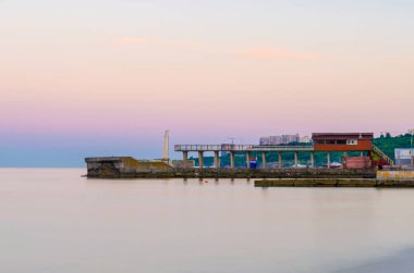 Ukrayna Odesa günbatımı sırasında deniz manzarası