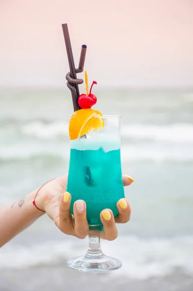 Blauwe Coctail Het Glas Achtergrond Van Zee — Stockfoto