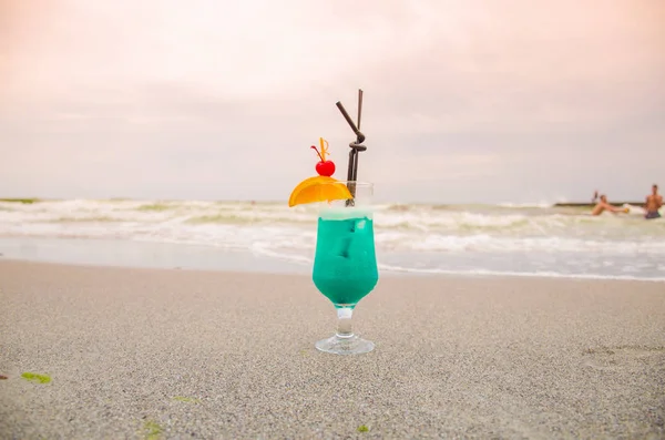 Cóctel Azul Vaso Sobre Fondo Marino — Foto de Stock