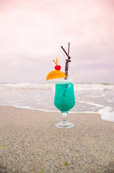 Cóctel Azul Vaso Sobre Fondo Marino — Foto de Stock