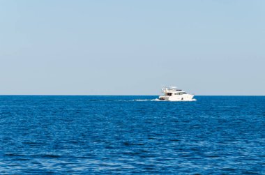 Odesa denizde üzerinde beyaz yat ile deniz manzarası