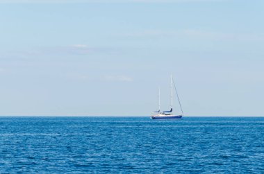Odesa denizde üzerinde beyaz yat ile deniz manzarası