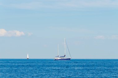 Odesa denizde üzerinde beyaz yat ile deniz manzarası