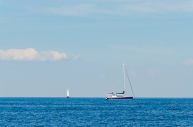 Odesa denizde üzerinde beyaz yat ile deniz manzarası