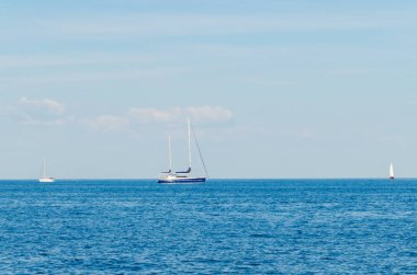 Odesa denizde üzerinde beyaz yat ile deniz manzarası