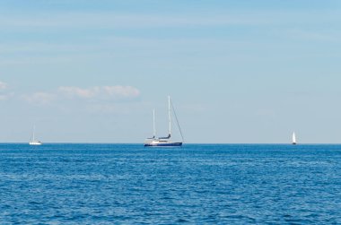 Odesa denizde üzerinde beyaz yat ile deniz manzarası