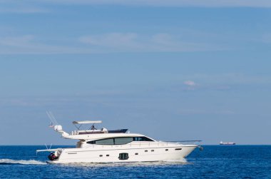 Odesa denizde üzerinde beyaz yat ile deniz manzarası