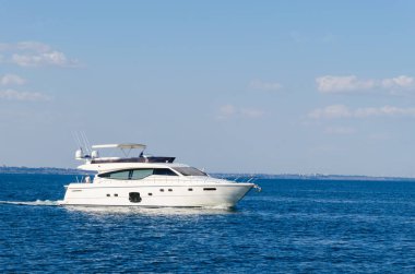 Odesa denizde üzerinde beyaz yat ile deniz manzarası