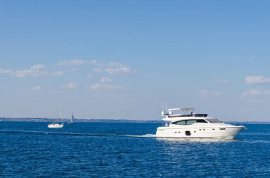 Odesa denizde üzerinde beyaz yat ile deniz manzarası