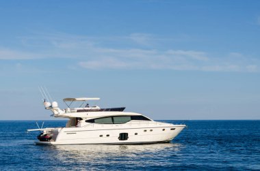 Odesa denizde üzerinde beyaz yat ile deniz manzarası