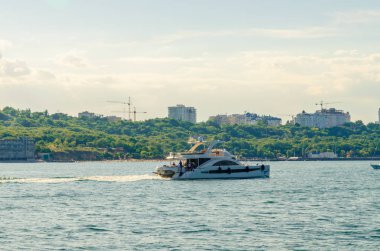 Odesa denizde üzerinde beyaz yat ile deniz manzarası