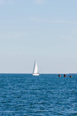 Odesa denizde üzerinde beyaz yat ile deniz manzarası