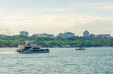 Odesa denizde üzerinde beyaz yat ile deniz manzarası