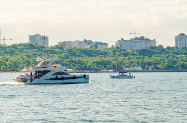 Odesa denizde üzerinde beyaz yat ile deniz manzarası