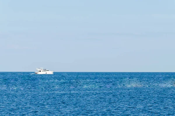 Odesa denizde üzerinde beyaz yat ile deniz manzarası