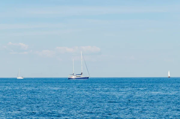 Odesa denizde üzerinde beyaz yat ile deniz manzarası