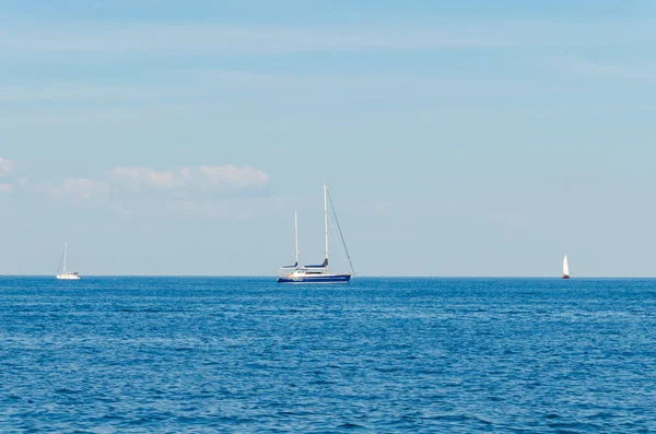 Odesa denizde üzerinde beyaz yat ile deniz manzarası