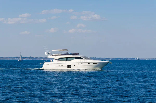 Odesa denizde üzerinde beyaz yat ile deniz manzarası