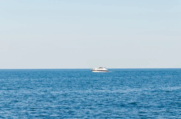 Odesa denizde üzerinde beyaz yat ile deniz manzarası