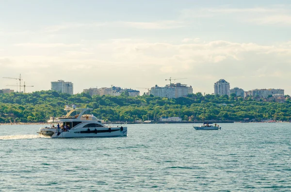 Odesa denizde üzerinde beyaz yat ile deniz manzarası