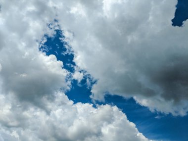 Arka plan deseni ile beyaz gökyüzü yaz sezonu