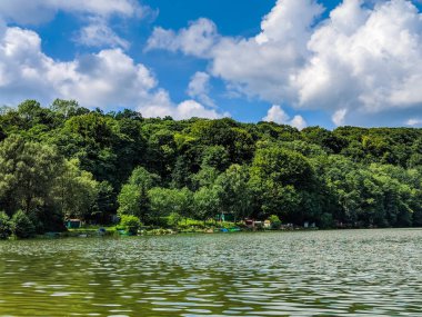 Ahşap iskele veya İskelesi ve göl günbatımı ve gökyüzü su yansıma bir teknede.