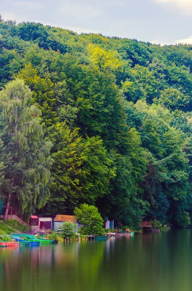 Деревянный Пирс Причал Лодка Закате Отражающая Небо Вода — стоковое фото