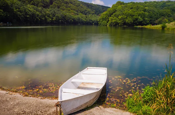 Деревянный Пирс Причал Лодка Закате Отражающая Небо Вода — стоковое фото