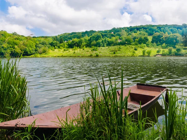 Деревянный Пирс Причал Лодка Закате Отражающая Небо Вода — стоковое фото