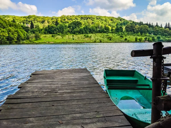 Деревянный Пирс Причал Лодка Закате Отражающая Небо Вода — стоковое фото