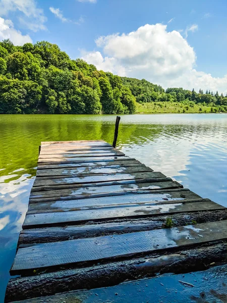 Деревянный Пирс Причал Лодка Закате Отражающая Небо Вода — стоковое фото