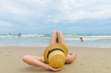 Yaz sezonu plaj sarı şapka ile genç kız