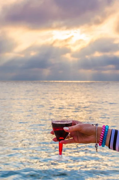 Meisje Houdt Van Een Glas Met Wijn Zonsondergang Zee — Stockfoto