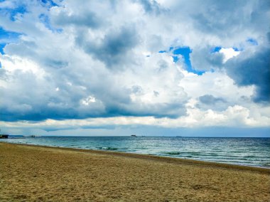 Sonbahar sezonu, deniz sahilinde güzel gökyüzü
