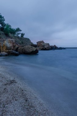 Uzun pozlama sahilde taş fotoğraf