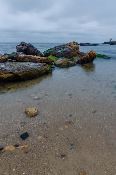 石の上に長時間露光のビーチの写真 — ストック写真