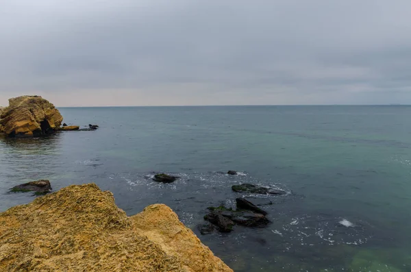 Das Foto Des Steins Strand Auf Der Langzeitbelichtung — Stockfoto