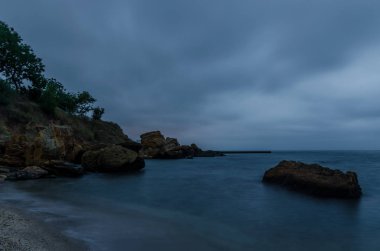 Uzun pozlama sahilde taş fotoğraf