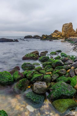 Uzun pozlama sahilde taş fotoğraf