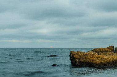 Uzun pozlama sahilde taş fotoğraf