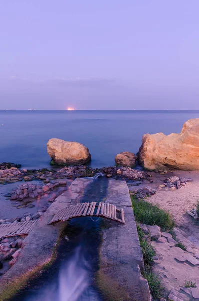 Закат Морском Пляже Камнями — стоковое фото