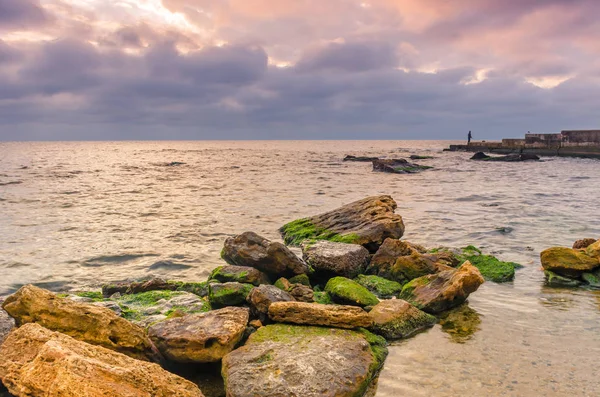 Закат Морском Пляже Камнями — стоковое фото