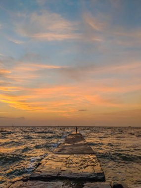 Taşlar ile deniz sahilde günbatımı