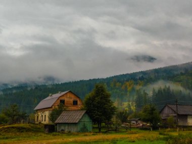 Sis sonbahar sezonu sırasında Karpat Dağları manzara