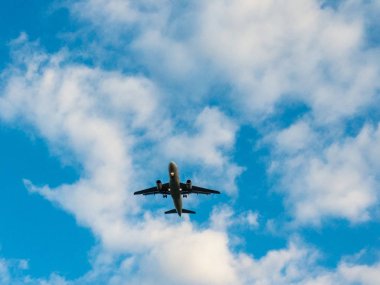 Mavi gökyüzünde Yükseklerden uçan uçak