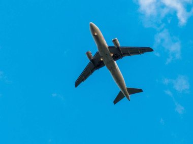 Mavi gökyüzünde Yükseklerden uçan uçak