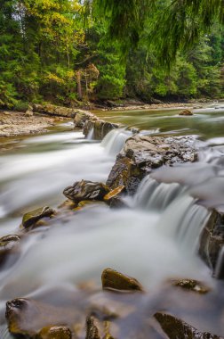 Karpat dağ uzun pozlama üzerinde şelale