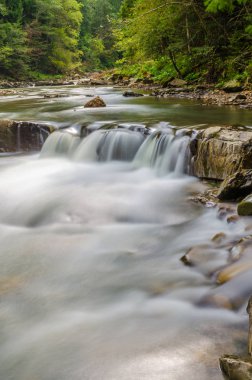 Karpat dağ uzun pozlama üzerinde şelale
